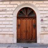 Foto 18. Proseguiamo per via Cairoli, dove al civico 141  si trova l�ultima tappa del nostro viaggio: un bell�edificio il cui portone a quattro ante � inserito in una cornice doppia con una raggiera a sette spicchi di vetro colorato (foto di Antonio Caradonna]